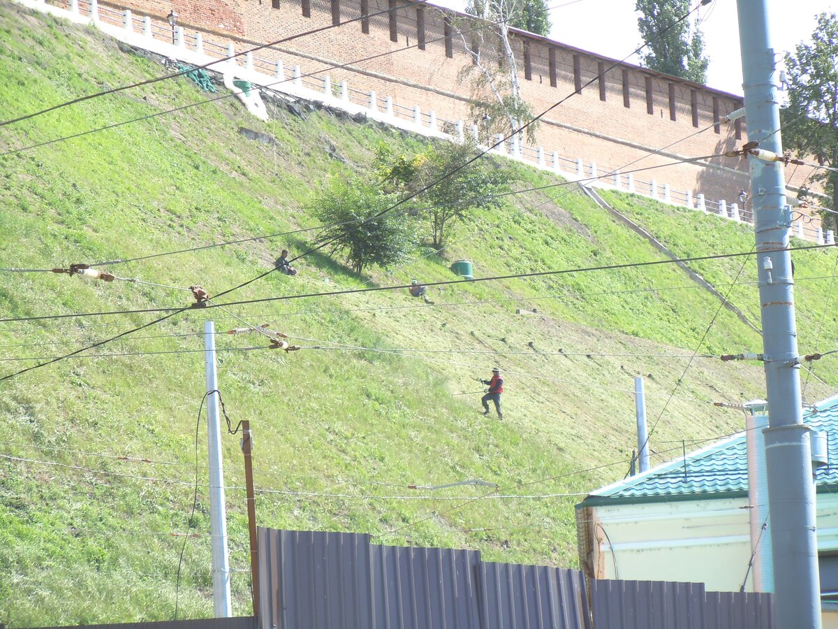 Продолжим экскурсию по кремлю. Это взгляд через стройку фуникулёра на участок с Часовой башней.-57