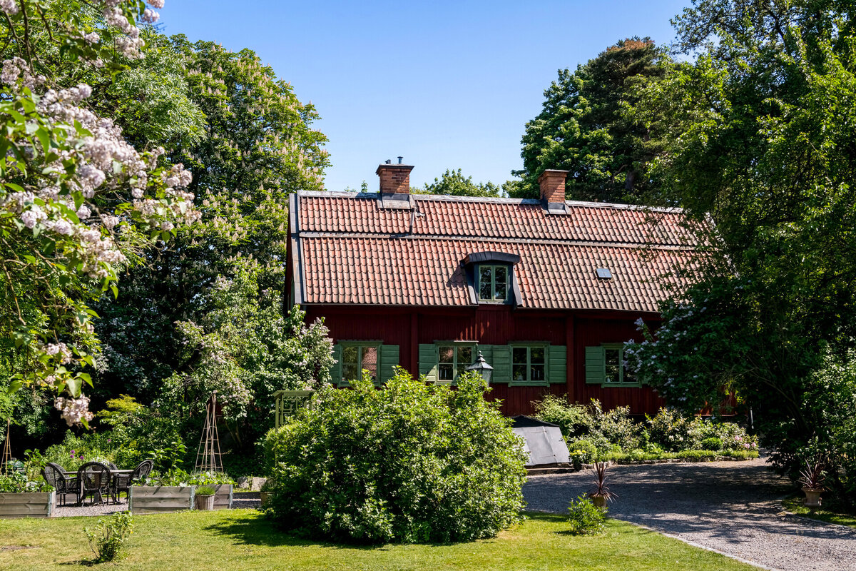 Жилая площадь — 182 квадрата (два полноценных этажа, плюс хорошее подвальное помещение)