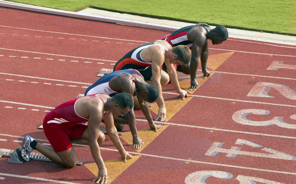 Спортсмены стартуют из одной точки. Track and field Athletics фото.