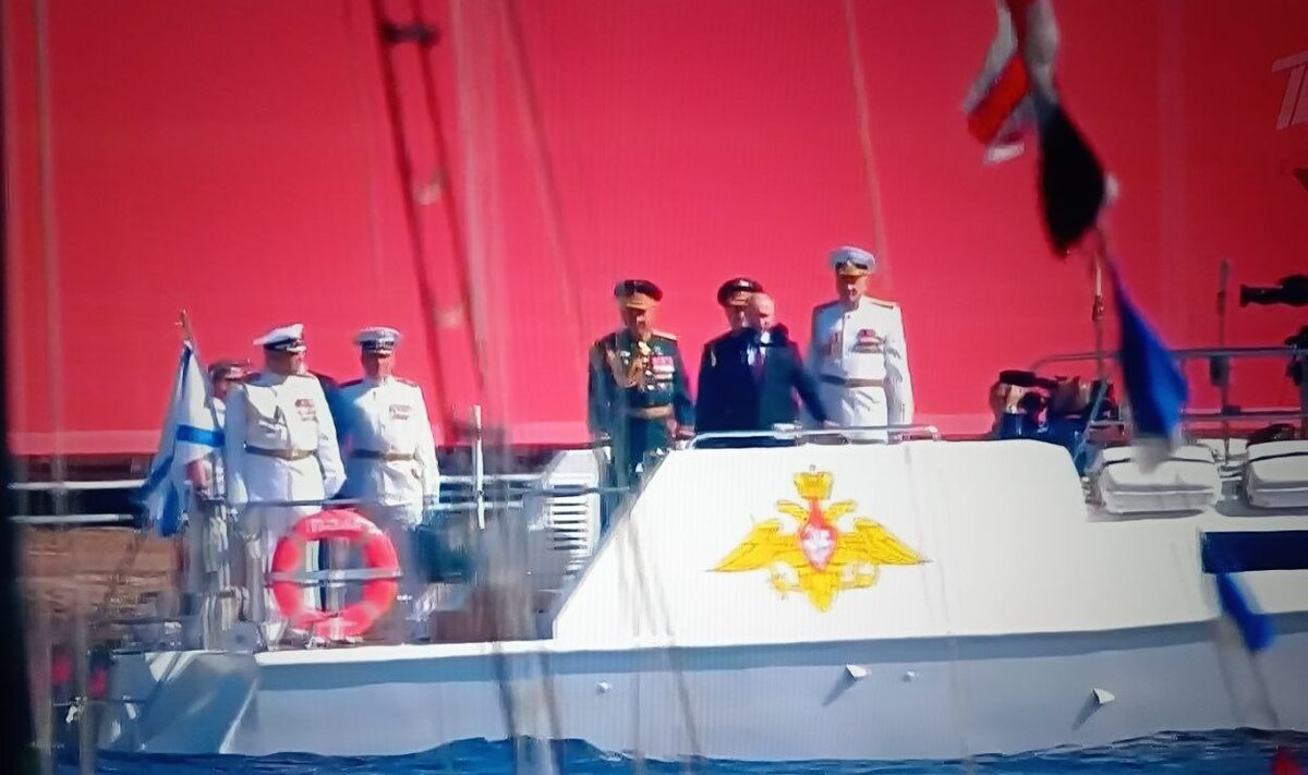    Владимир Путин и Сергей Шойгу принимают военно-морской парад. Фото: скриншот Первого канала
