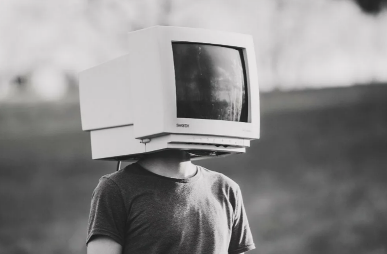 В телевизоре есть камера. Человек с головой компьютера. Компьютер вместо головы. Человек телевизор. Голова телевизор.