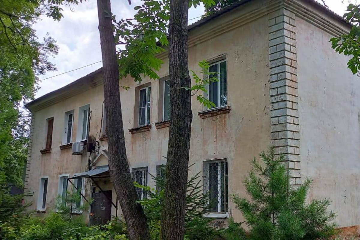    В Хабаровске потолок рухнул на кровать пенсионеров в разрушающемся доме