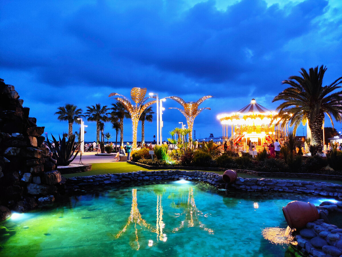 Россия, набережная у Черного моря г.Сочи