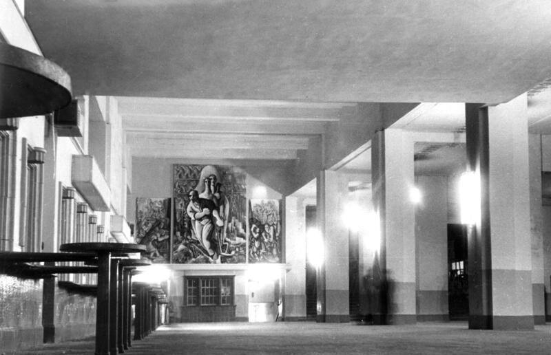 Станция Фридрихштрассе, 1948, роспись Хорста Штремпеля. Из истории борьбы с формализмом в странах социализма