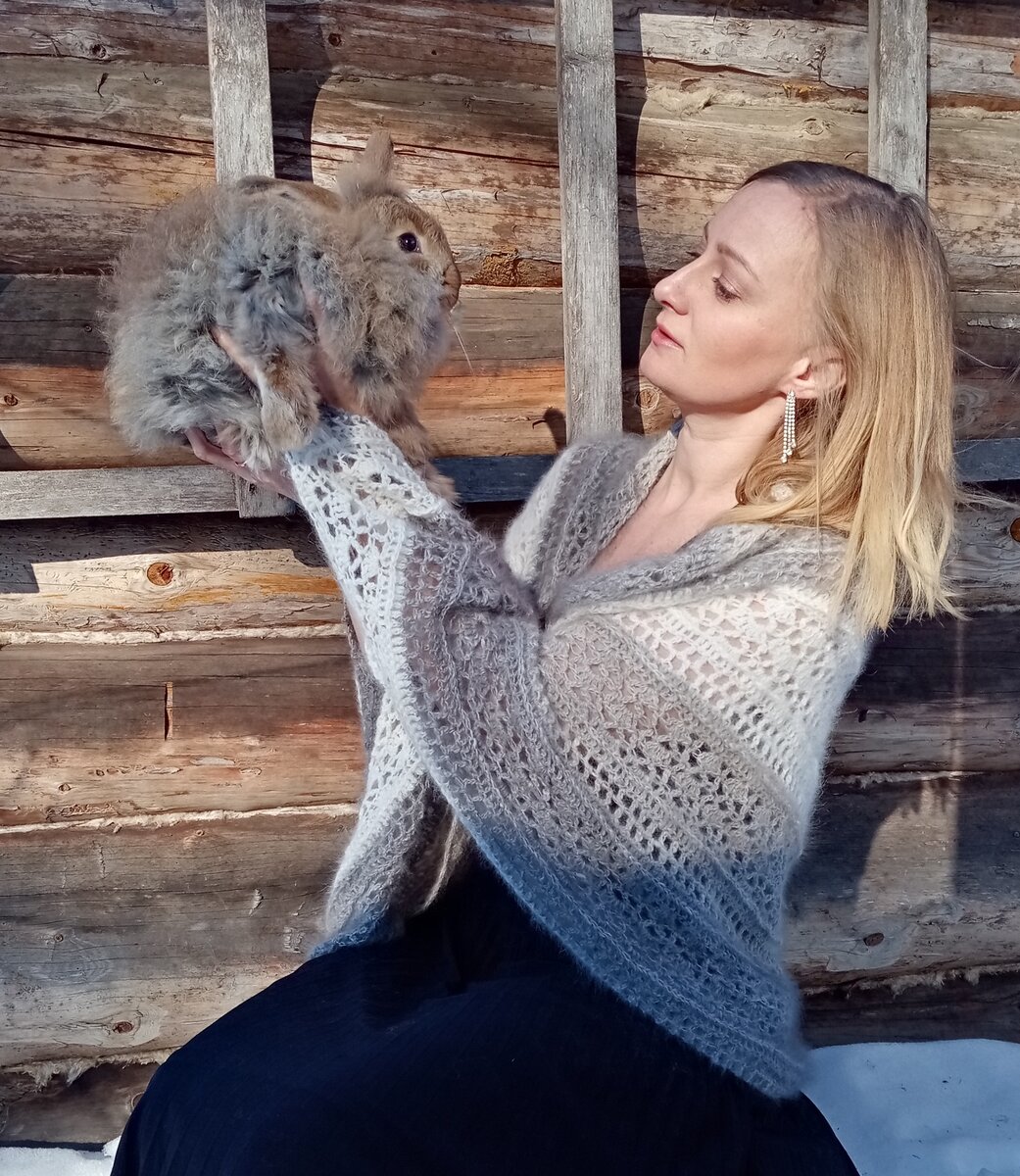 Кролик и шаль, связанная из пуховой пряжи ручного прядения
