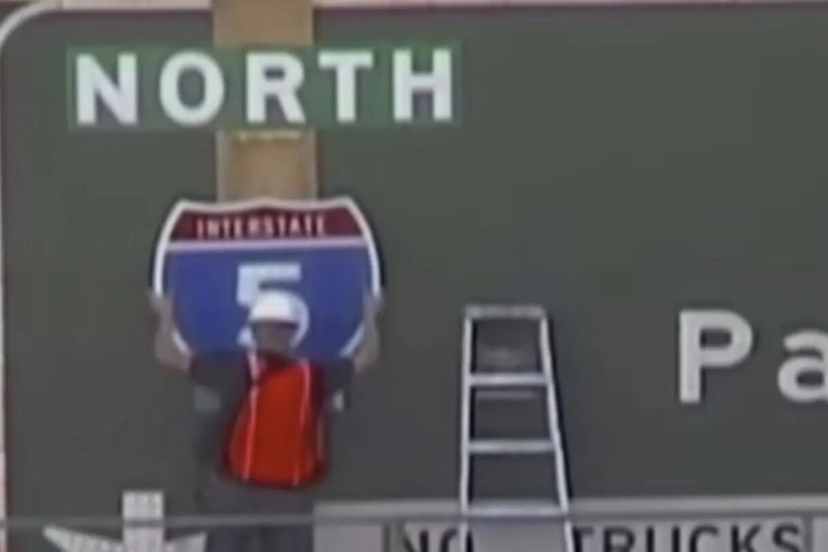     Художник подделал дорожный знак, чтобы помочь водителям, а полиция не заметила: вот как он это сделал