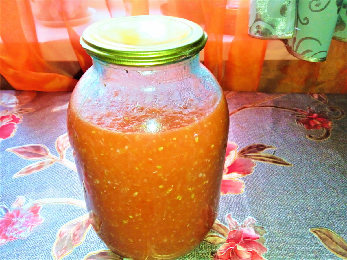 Не всегда можно создать условия для длительного хранения закуски. Есть вариант приготовления с варкой. После остывания заготовку хранят в прохладном месте. Но благодаря термической обработке и уксусу в составе, как консерванта, закуска может храниться более года.
