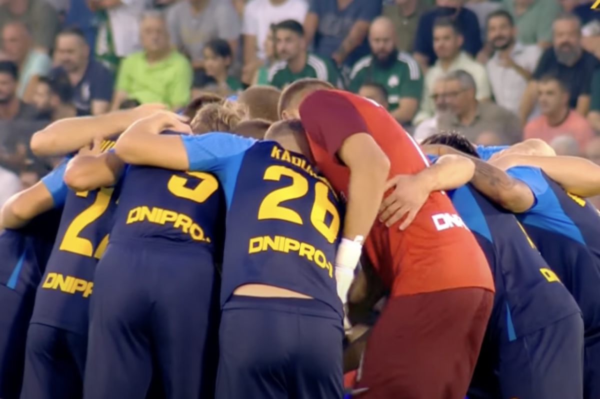    Футболисты украинского футбольного клуба «Днепр-1» перед матчем против греческого «Панатинаикоса».