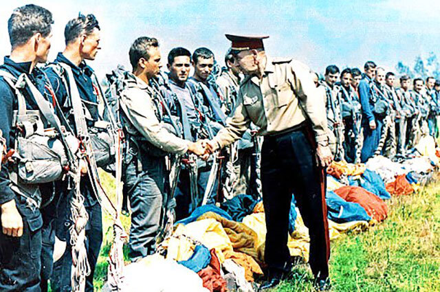    Василий Маргелов обходит строй десантников. Фото: Commons.wikimedia.org/ Министерство обороны Российской Федерации