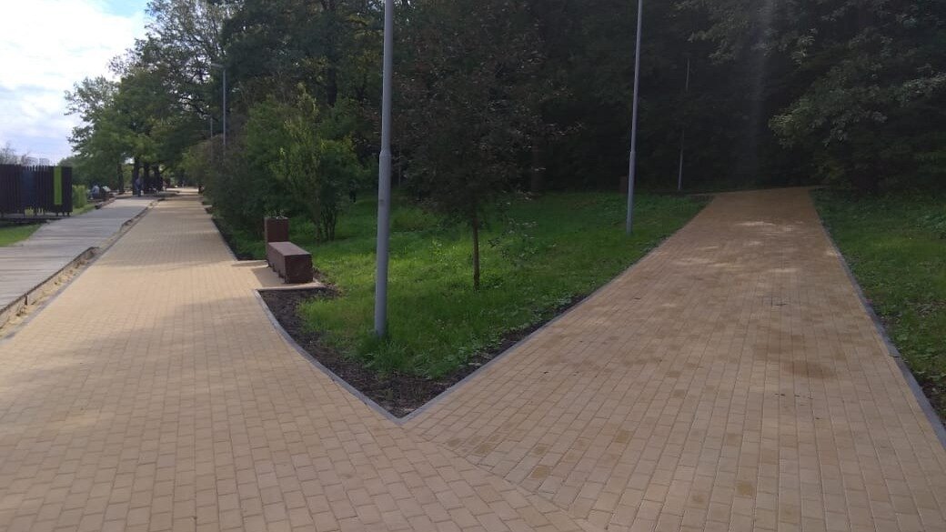     Пешеходные дорожки радикальным образом обновили на Щелковоском хуторе в Нижнем Новгороде после жалоб. Об этом сообщает городская «Дирекция парков и скверов».