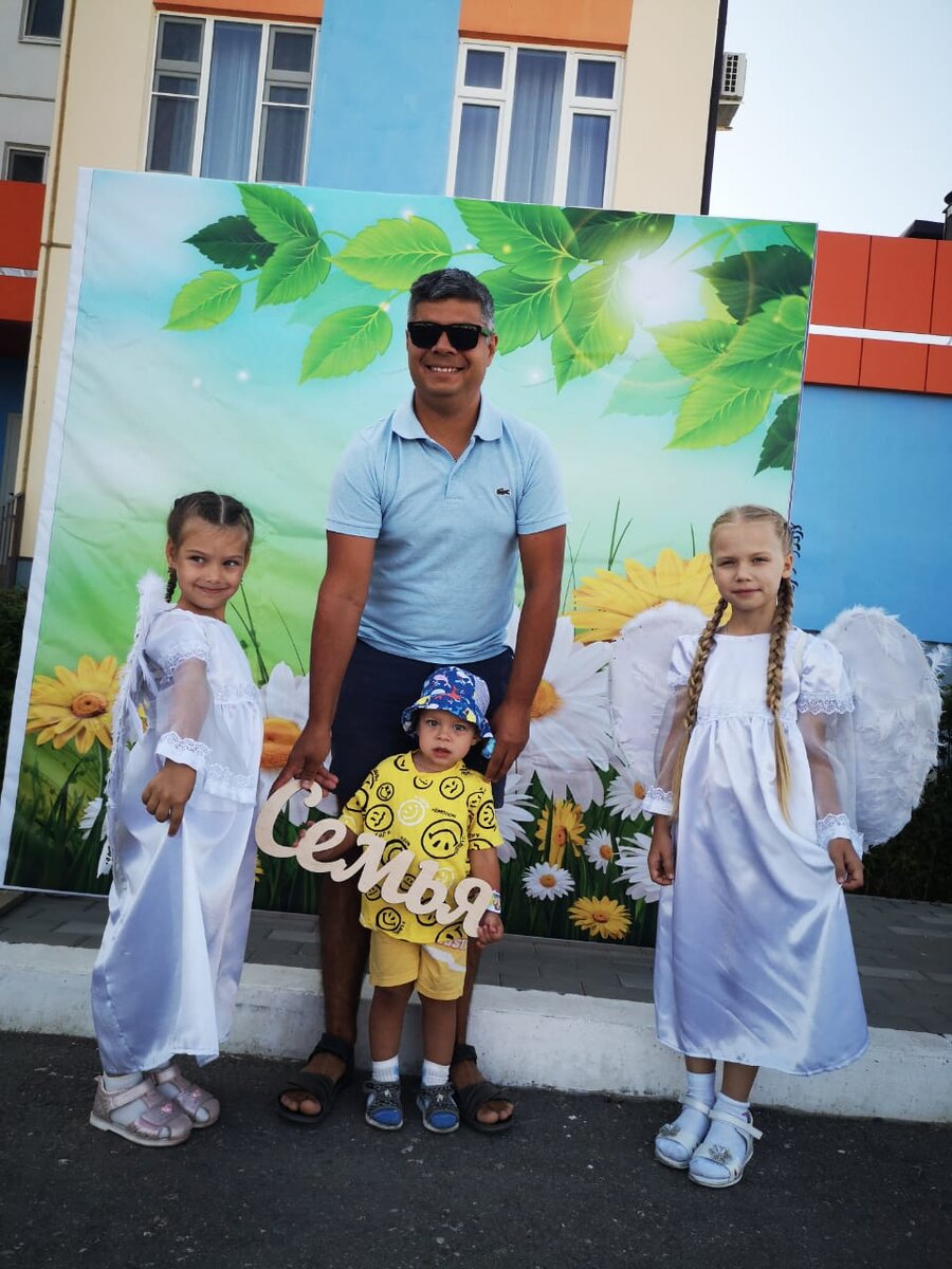 В  садике отмечали день семьи, всех встречали ангелочки. 