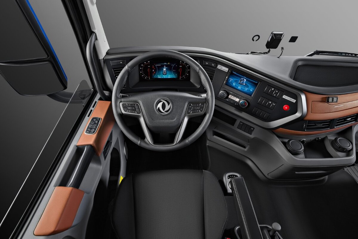  Многофункциональное рулевое колесо, позволяющее эффективно управлять транспортным средством, мультимедиа, использовать функции для безопасного управления. Электронная панель приборов.