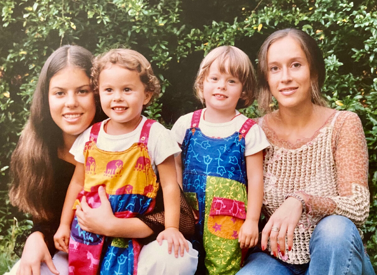 Я со своими дочками. Слева направо: Наташа, Олеся, Алина. Мне 34 года. Лето, город Сочи, поэтому все загорелые😆