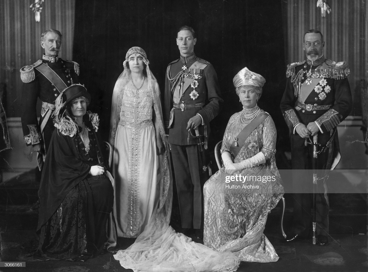 26 апреля 1923 года: Король Великобритании Георг V (справа) и королева Мария в день свадьбы их сына Альберт, впоследствии короля Георга VI, с Элизабет Боуз-Лайон (1900-2002). С ними граф и графиня Страмор (слева).