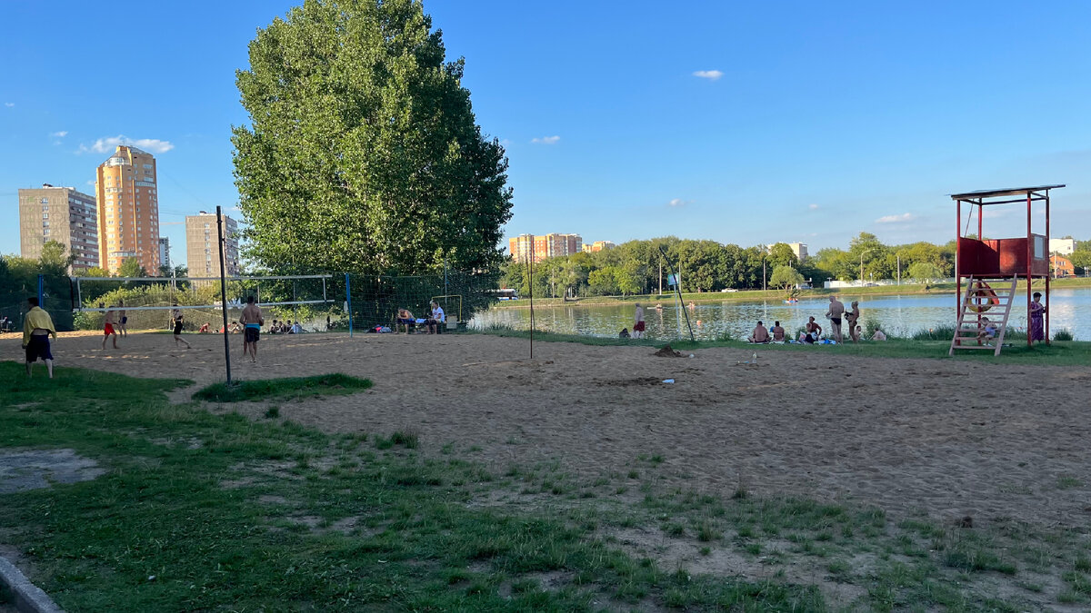 Две волейбольные площадки и смотровая  вышка