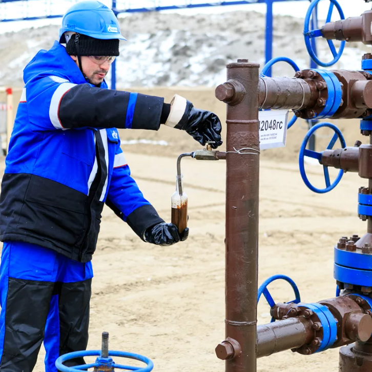 Лукойл пермь нефтяник. Работник нефтегазовой отрасли. Отключение отопления омск нефтяники. Цднг-5 рн-юганскнефтегаз. Газовая скважина.