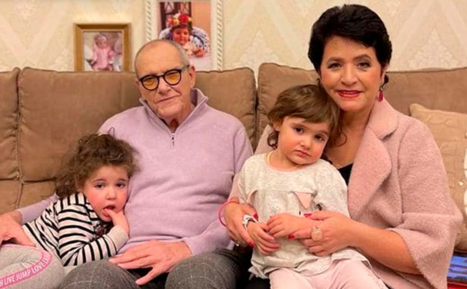 Виторган жена и дети фото Папины куколки: 83-летний Виторган нарядил дочек в модные обновки слезы от уми