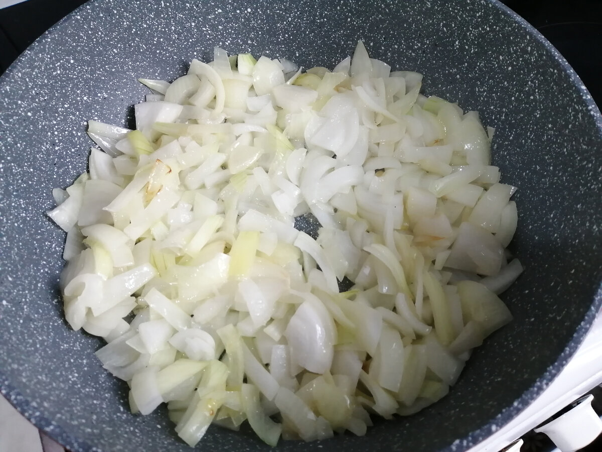 Сначала обжариваем лук.