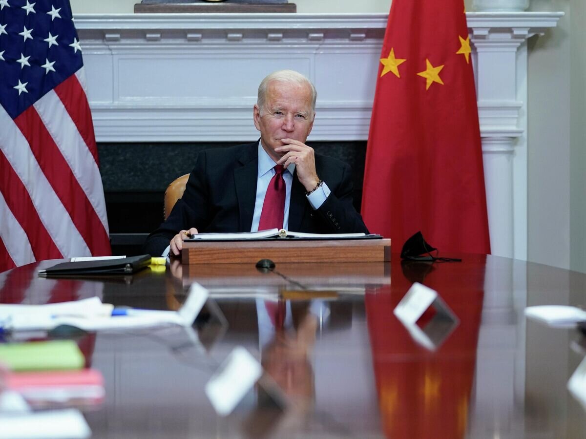    Президент США Джо Байден во время встречи с председателем КНР Си Цзиньпином в режиме видеоконференции© AP Photo / Susan Walsh