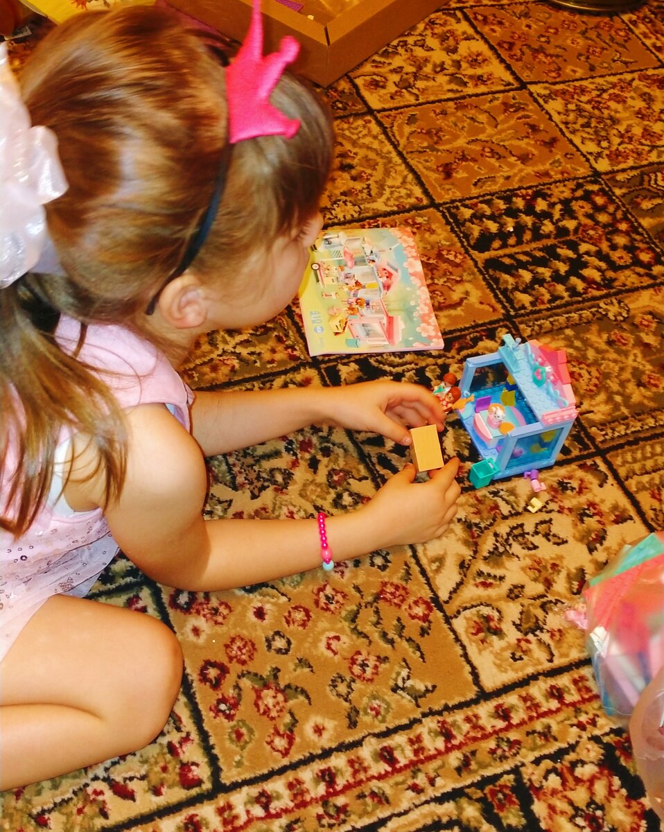 собирает конструктор. У меня в памяти мало моментов, когда папа гулял с детьми или играл в игры. Сейчас этого будет еще меньше. 