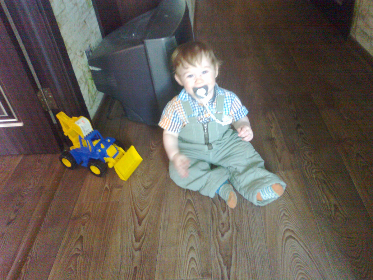 1 год. Вот этот трактор подарили ему на день рождения
