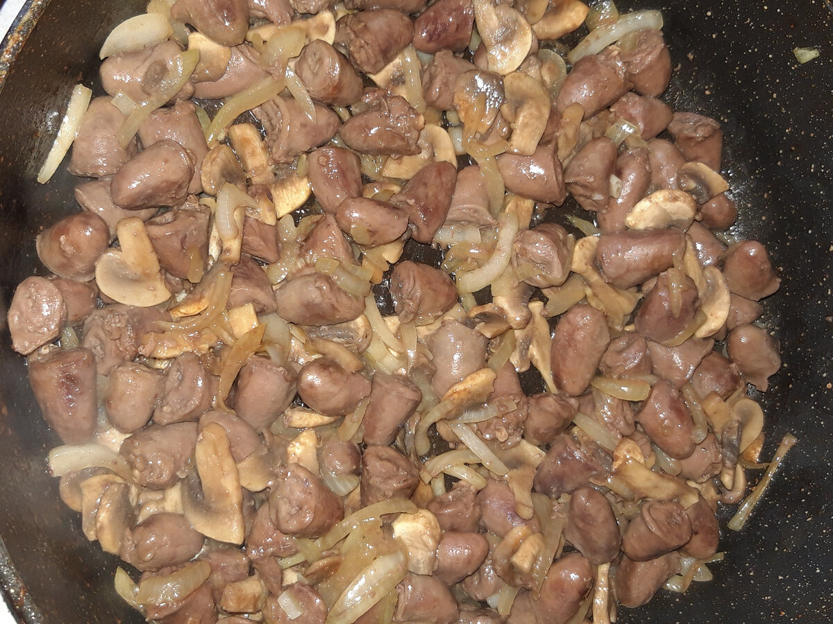 Куриные сердечки с грибами в сметанном соусе