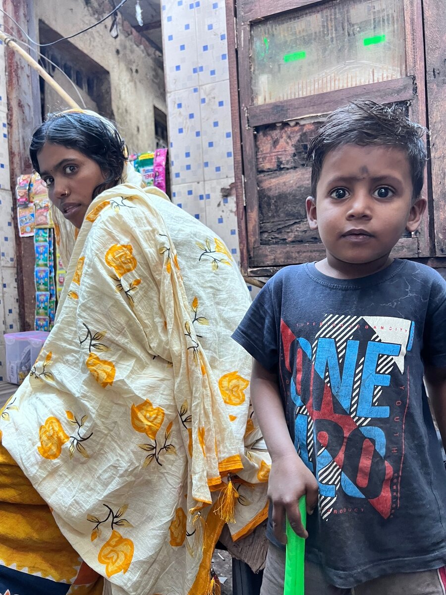 Мумбаи. Трущобы. Сестра и ее родной брат с именем Моуи 