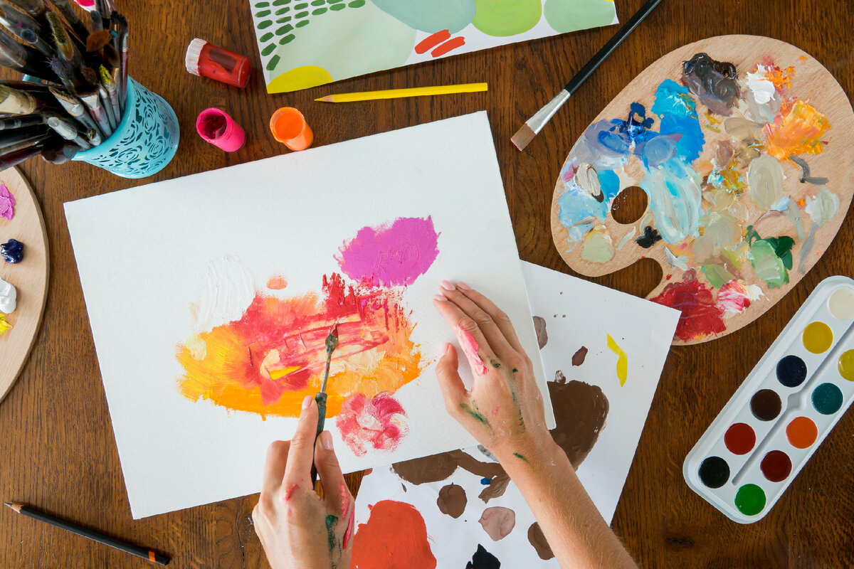 Источник: https://ru.freepik.com/free-photo/top-view-of-hands-painting-using-brushes-and-watercolor_9360769.htm#query=%D0%A2%D0%B0%D0%BB%D0%B0%D0%BD%D1%82&position=15&from_view=search&track=sph