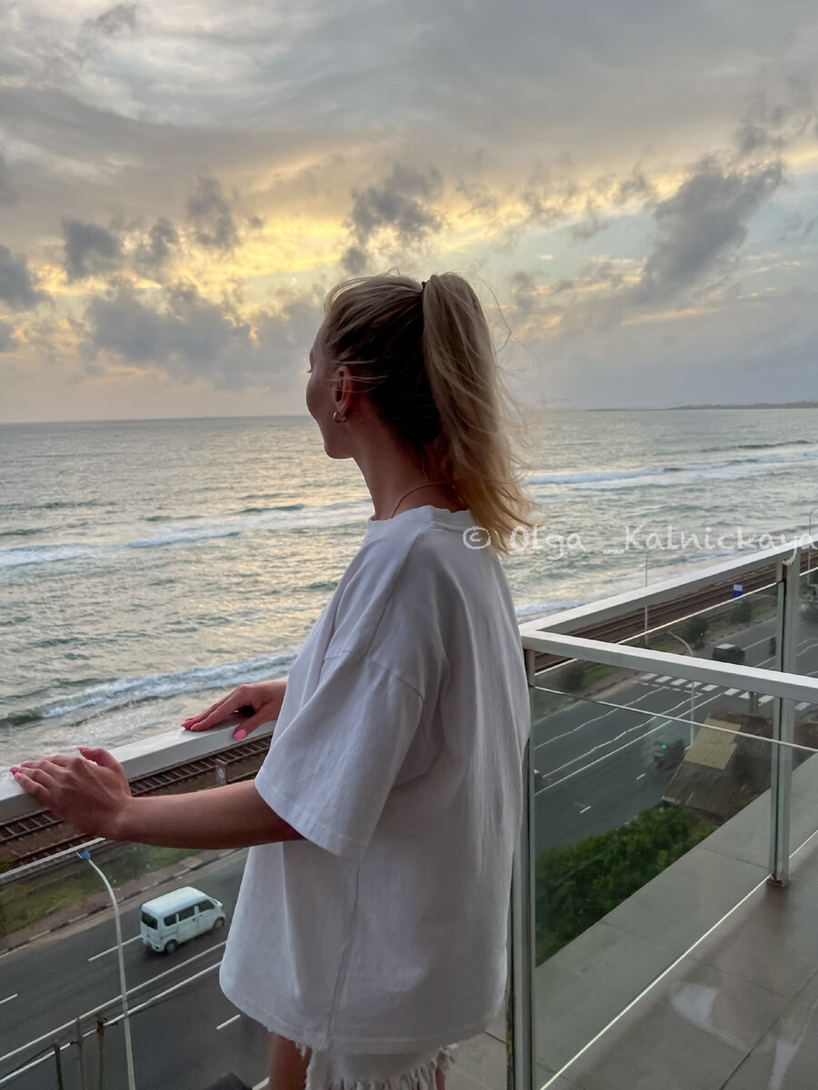 На фото автор канала из номера отеля в Коломбо с видами на побережье.