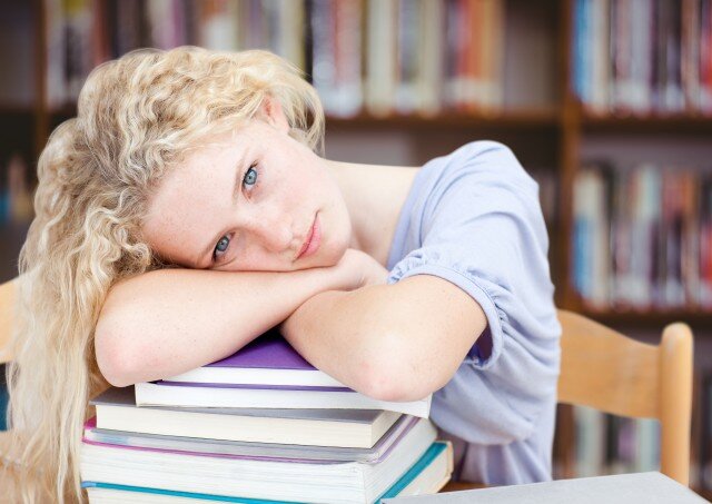 Источник фото: https://www.perfectstock.ru/photo/16006/devushka-oblokotilas-na-stopku-knig