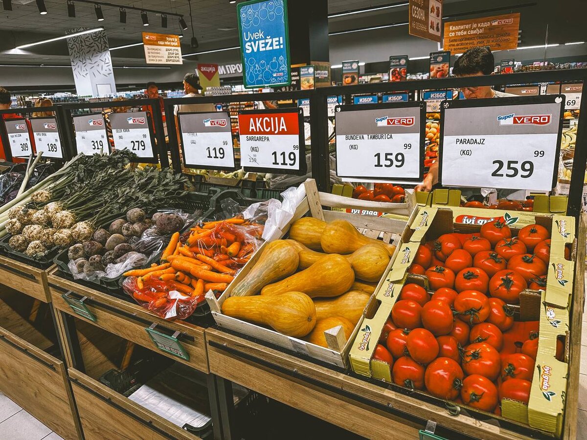 Килограмм помидоров может стоить 200-300 динаров (≈170-260₽) в зависимости от сорта, килограмм огурцов – 120-160 динаров (≈100-150₽).