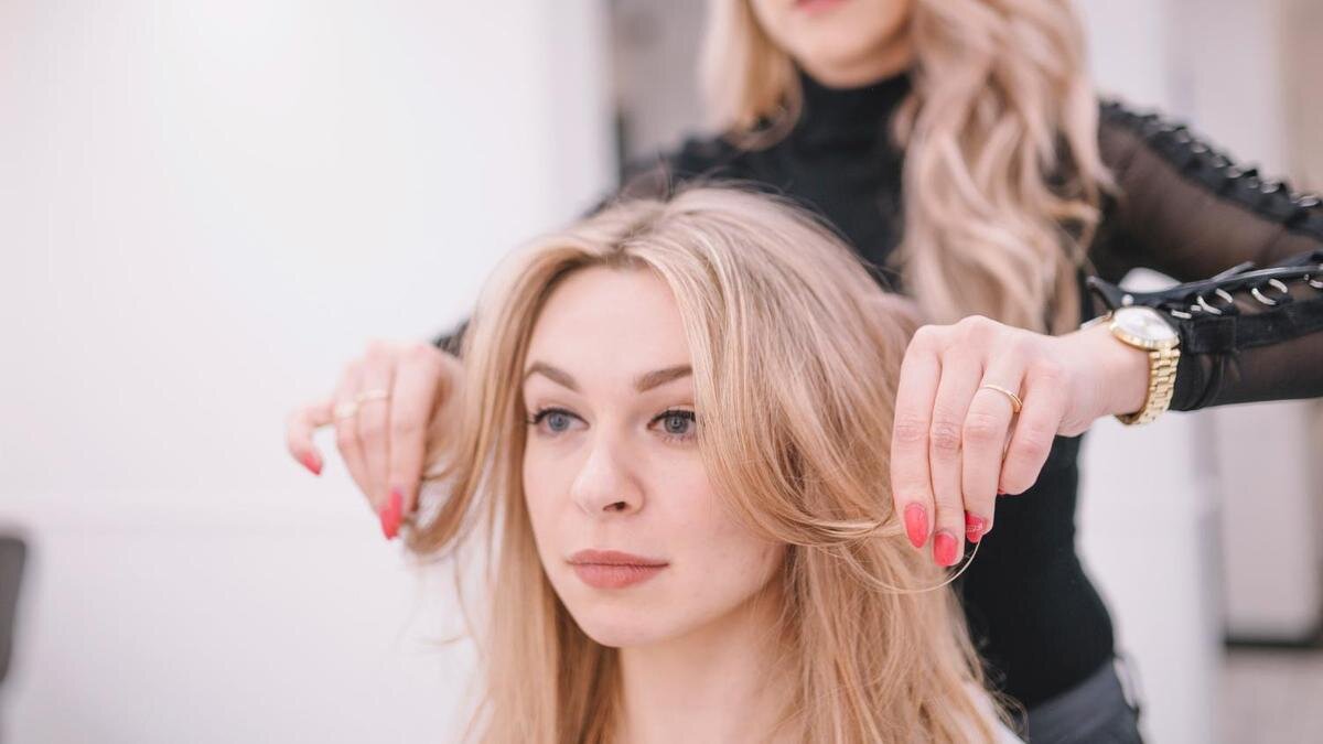    Стилист укладывает девушке челку-шторку:Freepik