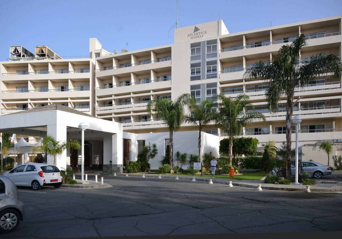 Вид отеля со стороны парковки