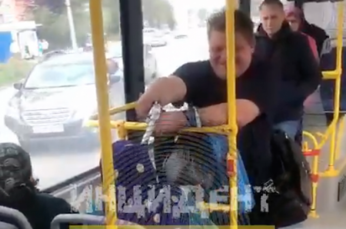    В Новосибирске мужчина со спущенными штанами агрессивно вел себя в автобусе