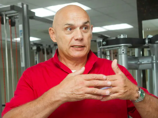 После 50 стал болеть локоть: 1 действие позволит все исправить ...