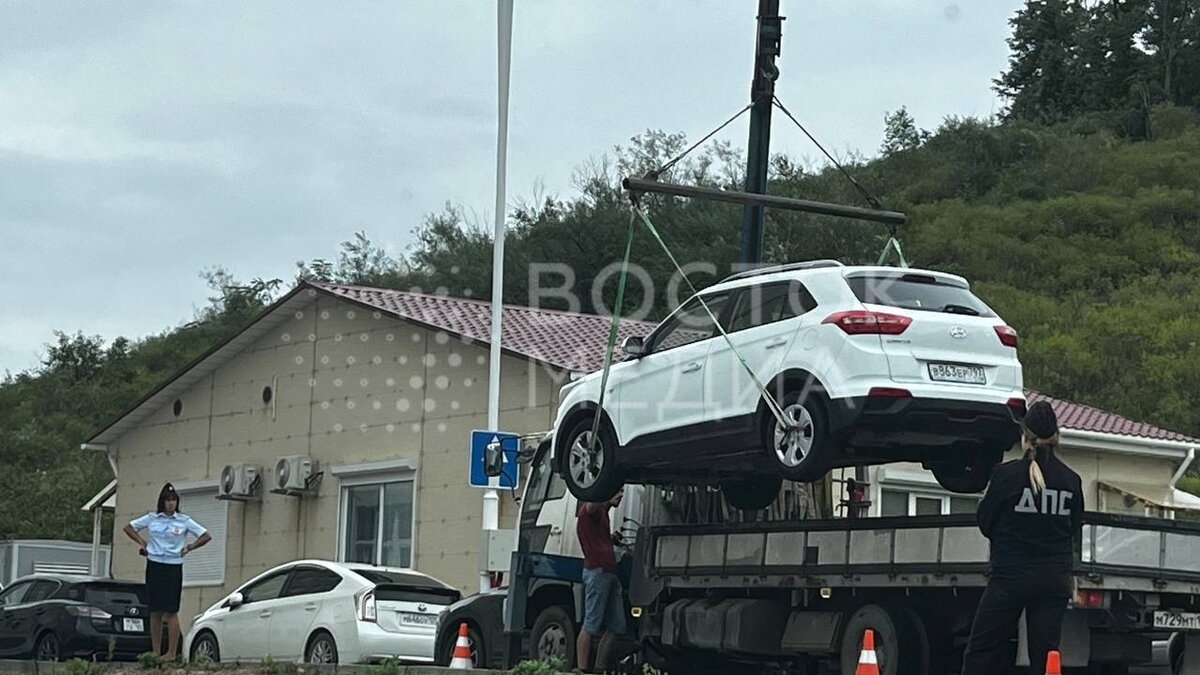     Автомобили, неправильно припаркованные у медцентра ДВФУ во Владивостоке, увозят эвакуаторы. На месте работают сотрудники ДПС.