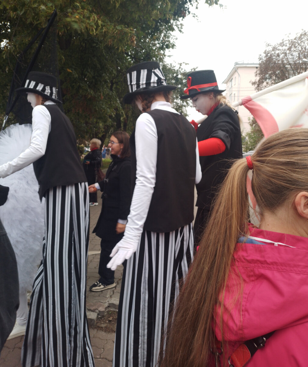 По уже сложившейся традиции, в Туле,  в дни города проходит "Театральный дворик".  В этом году- это уже XV Международный фестиваль уличных театров. 9/09/2023. 16:00.-12