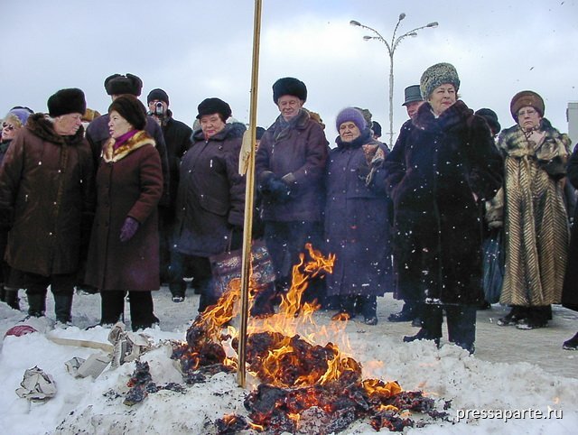 На фото: когда чучела олигархов догорали, на лицах людей было заметно удовлетворение. Место съёмки - Псков.