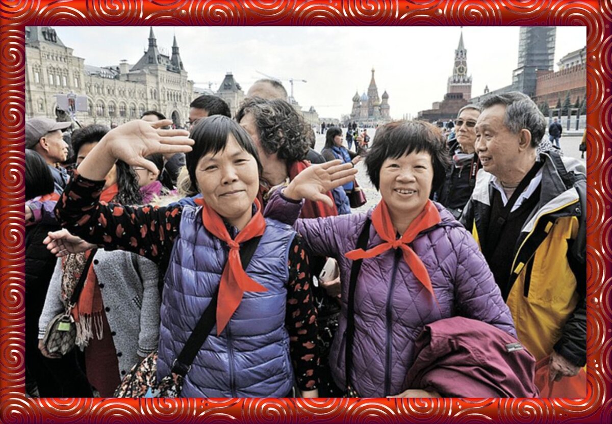 китайцы и россияне. китайские туристы в москве. китайцы россияне. туристы в россии. иностранные туристы.