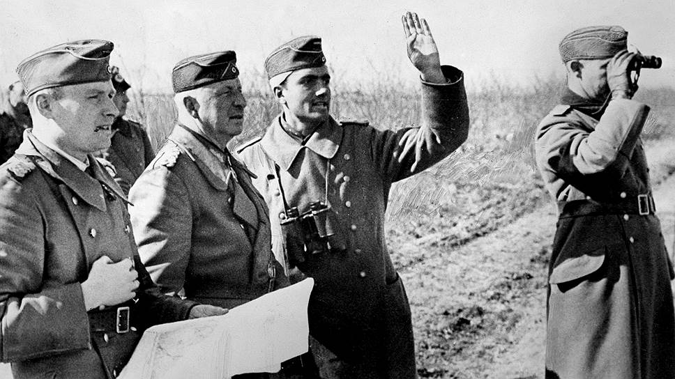 Фельдмаршалу Манштейну (на фото второй слева) 