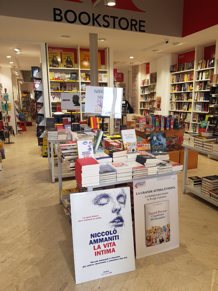 Книжный магазинчик в Кальяри (Сардиния), где я купила книгу Микелы Мурджа Аккабадора