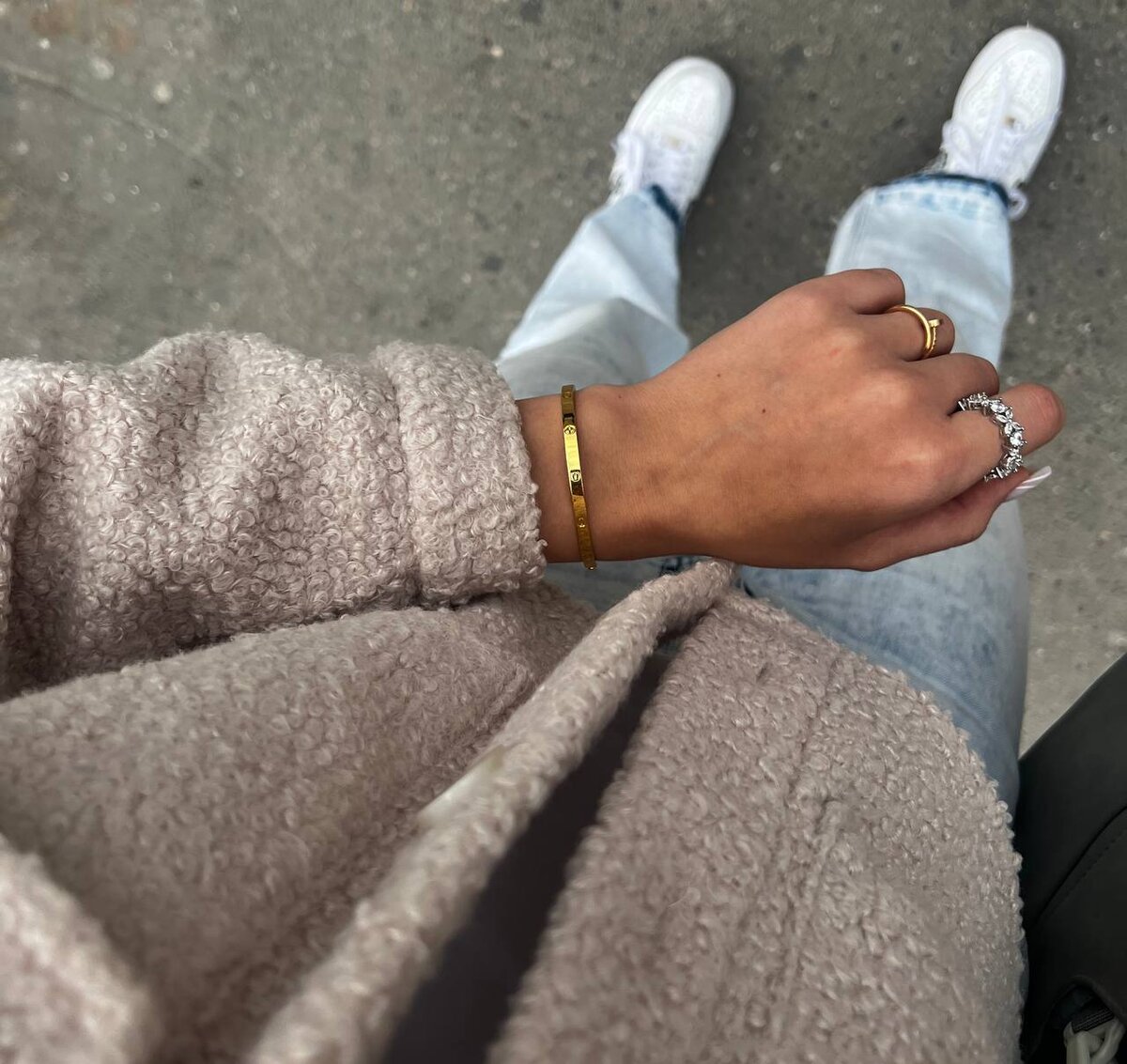 Фото Браслета Cartier Нашего производства. Живое фото сотрудника. Чистый вес браслета 27гр золота 750 пробы. Полное соответствие и все гравировки.