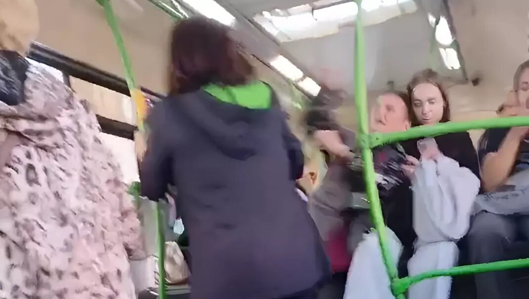     Кондуктор красноярского автобуса возмутилась, что пассажирка захотела занять ее место. После чего женщины подрались.