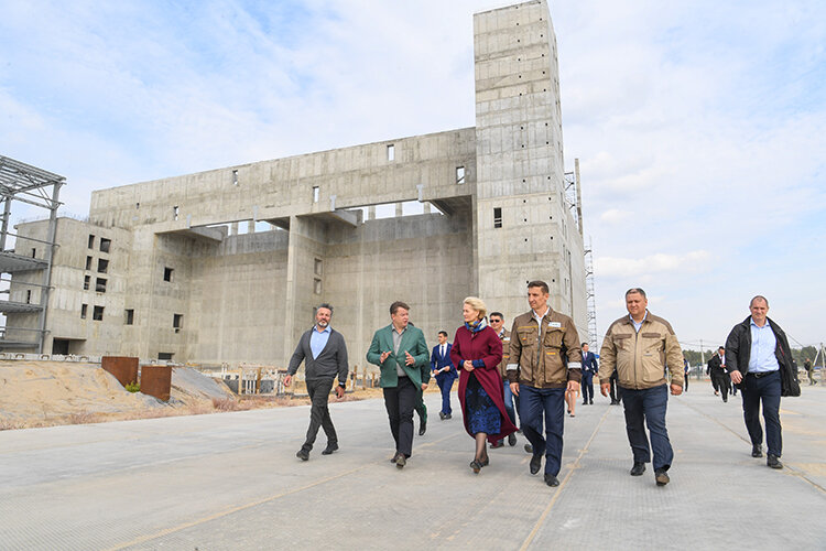    Одной из точек объезда стала площадка строящегося завода энергетической утилизации отходов — вот так политкорректно призвали величать мусоросжигательный завод в Зеленодольском районе даже в рамках вопросов журналистов к вице-премьеру Фото: tatarstan.ru