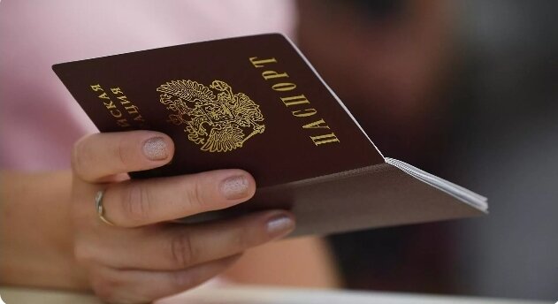 Паспорт - ваше основное удостоверение личности. Если потеряете его, не ждите, когда документ найдут мошенники. Возьмитесь за восстановление паспорта как можно скорее. Объясняем, как это сделать.Куда обратиться?Напишите заявление об утере паспорта в любом отделении полиции ближайшее можно найти. здесь. После принятия заявления вам выдадут талон-уведомление.Данные о документе внесут в список недействительных паспортов с этого момента. мошенники не смогут им воспользоваться.Как получить новый паспорт?Подать заявление о выдаче нового документа:- лично в отделении по вопросам миграции территориального органа МВД или МФЦ;- онлайн через «Госуслуги». При этом после подачи заявления прийти в МВД или МФЦ вам всё равно придётся чтобы забрать паспорт и - предоставить оригиналы документов. Обычно их проверка занимает около часа.К заявлению необходимо приложить:два чёрно-белых или цветных фото 3,5 х 4,5 см;талон-уведомление, который вам выдали вполиции при обращении;военный билет, приписное удостоверение для стоящих на воинском учёте мужчин свидетельство о браке или рождении де по желанию.