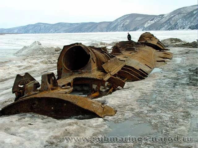 Всплывший остов советской субмарины