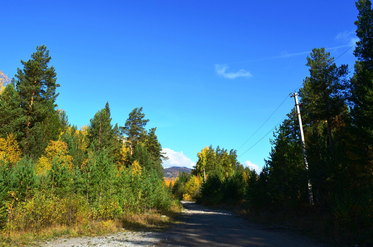 Теоритически тут на вершине должен быть пик, но за него зацепилось облако, я его увидела только на фото.