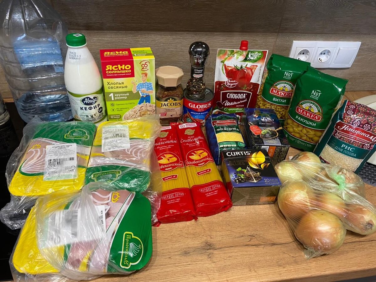 Закупка товаров в магазине "Пятёрочка". 1100 рублей