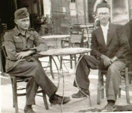 Блехингер в немецкой форме сидит (слева).