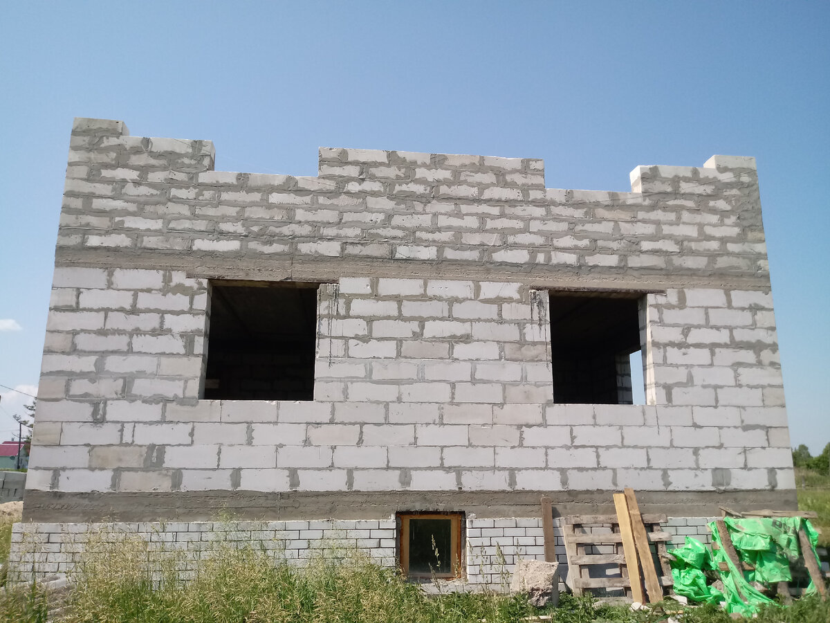 Две серые полоски, это и есть армопояс. Этап возведения стен второго этажа.